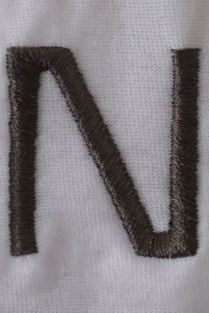 Gri-Beyaz N Harfli Beyaz Tişört