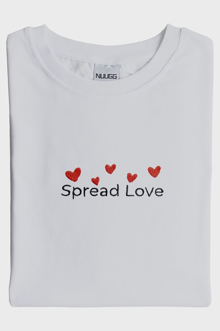 Spread Love Yazılı Kalp Desenli Nakış Tişört - Sevgililer Günü Hediyesi