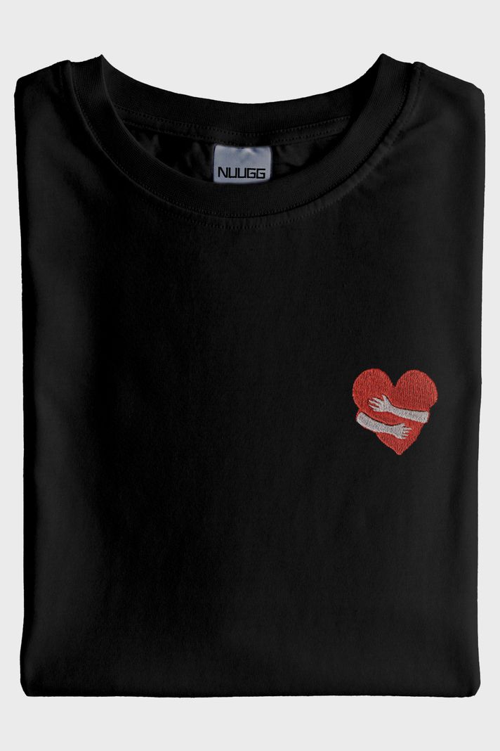 Kalbe Sarılan Eller Desenli Nakış Siyah T-Shirt - Sevgililer Günü Hediyesi