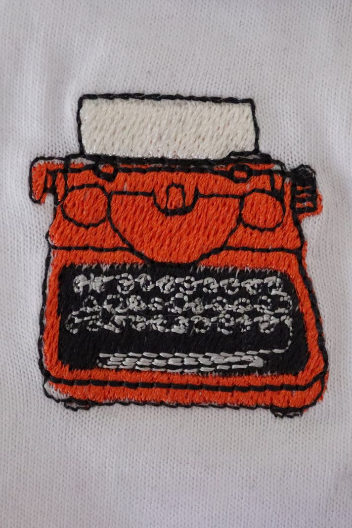 Daktilo Desenli Nakış Tişört