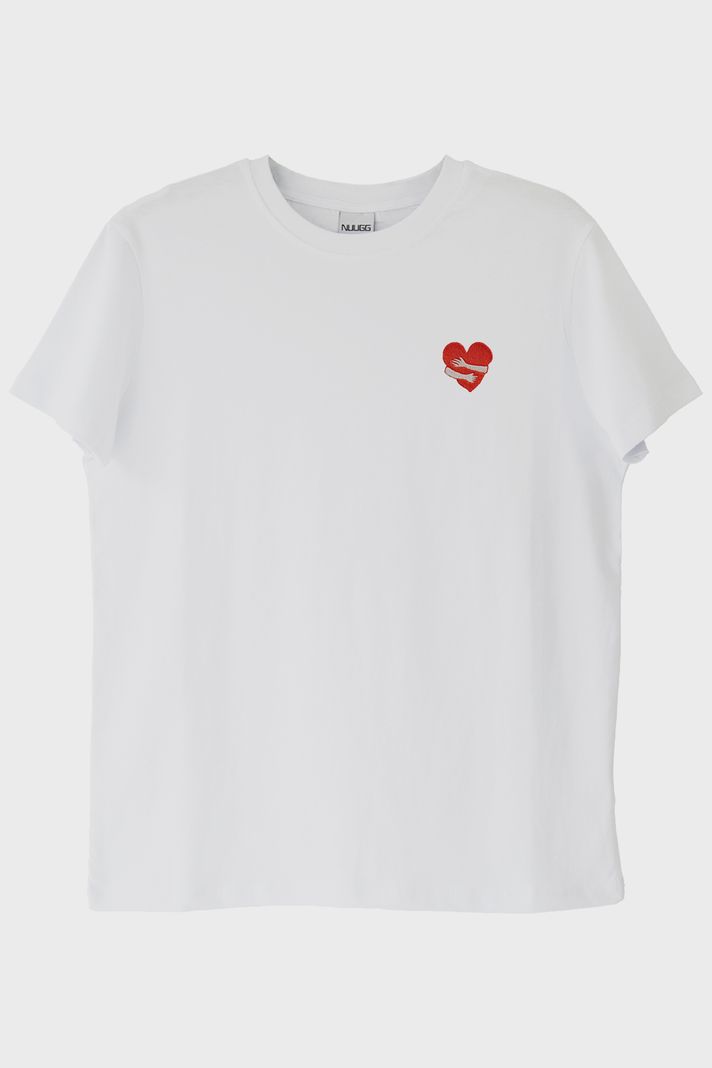 Kalbe Sarılan Eller Desenli Nakış Tişört - Sevgililer Günü Hediyesi