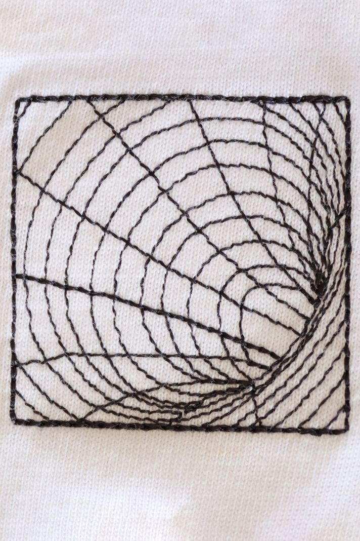 Solucan Deliği Nakışlı T-Shirt