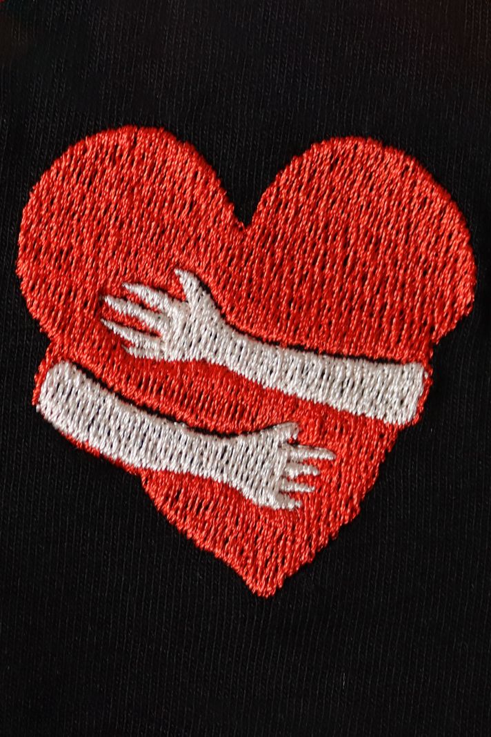 Kalbe Sarılan Eller Desenli Nakış Siyah T-Shirt - Sevgililer Günü Hediyesi