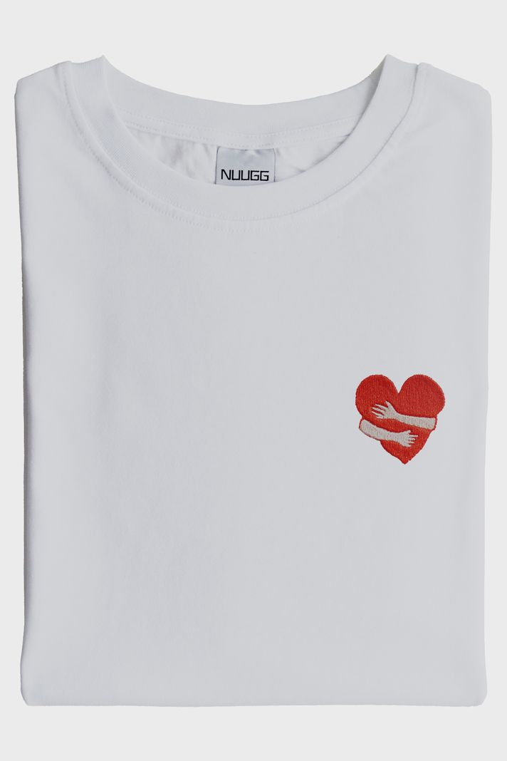 Kalbe Sarılan Eller Desenli Nakış Tişört - Sevgililer Günü Hediyesi