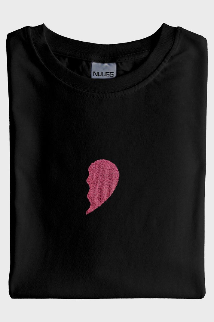 Pembe Yarım Kalp Desenli Siyah T-Shirt - Sevgililer Günü Hediyesi