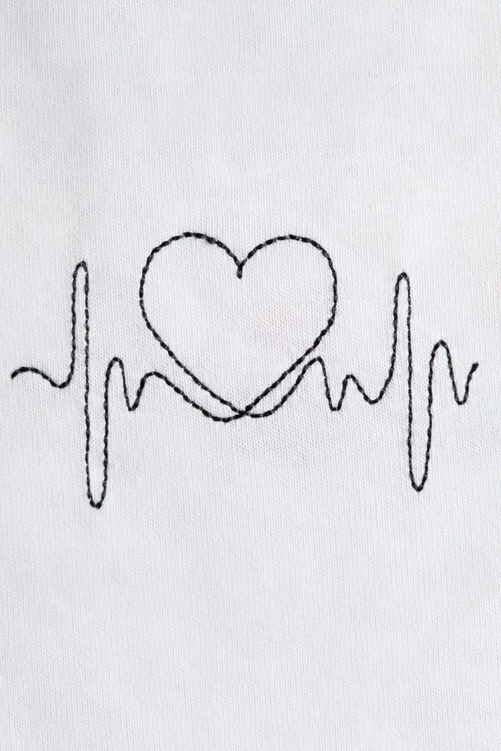 Kalpli Kalp Atışı Desenli Nakış Tişört - Sevgililer Günü Tasarımı