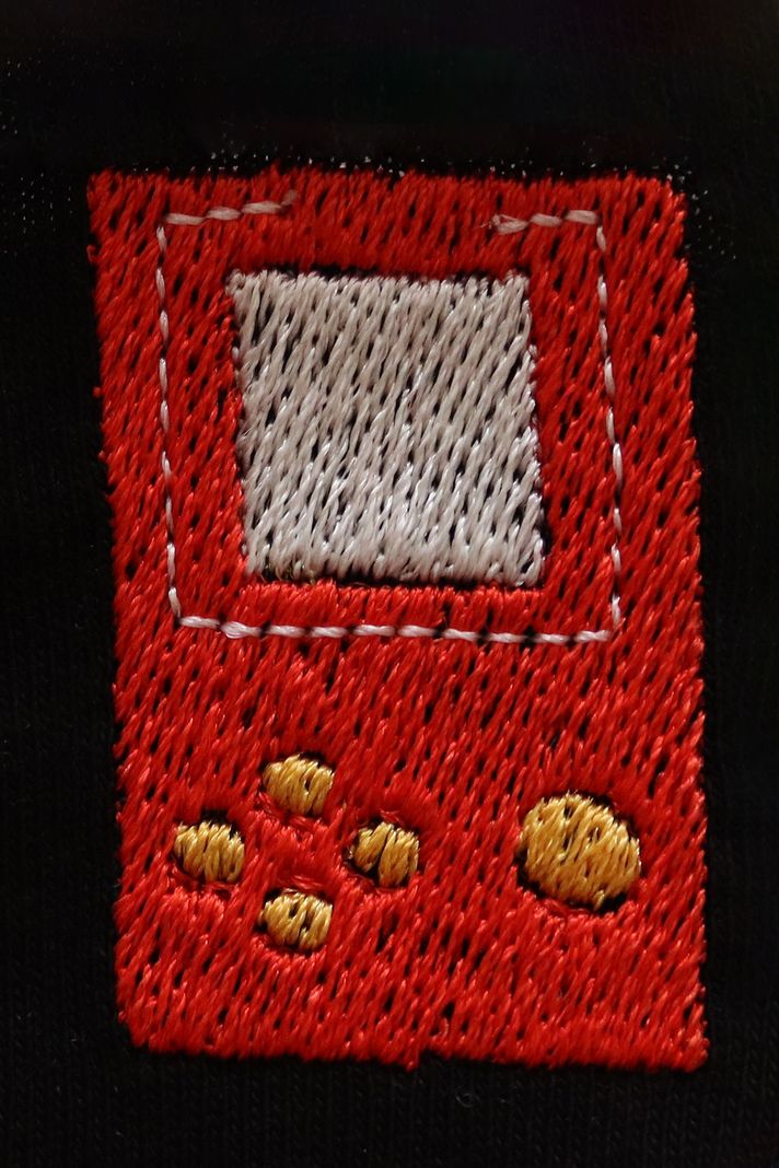 Kırmızı El Atarisi Desenli Nakış Siyah T-Shirt