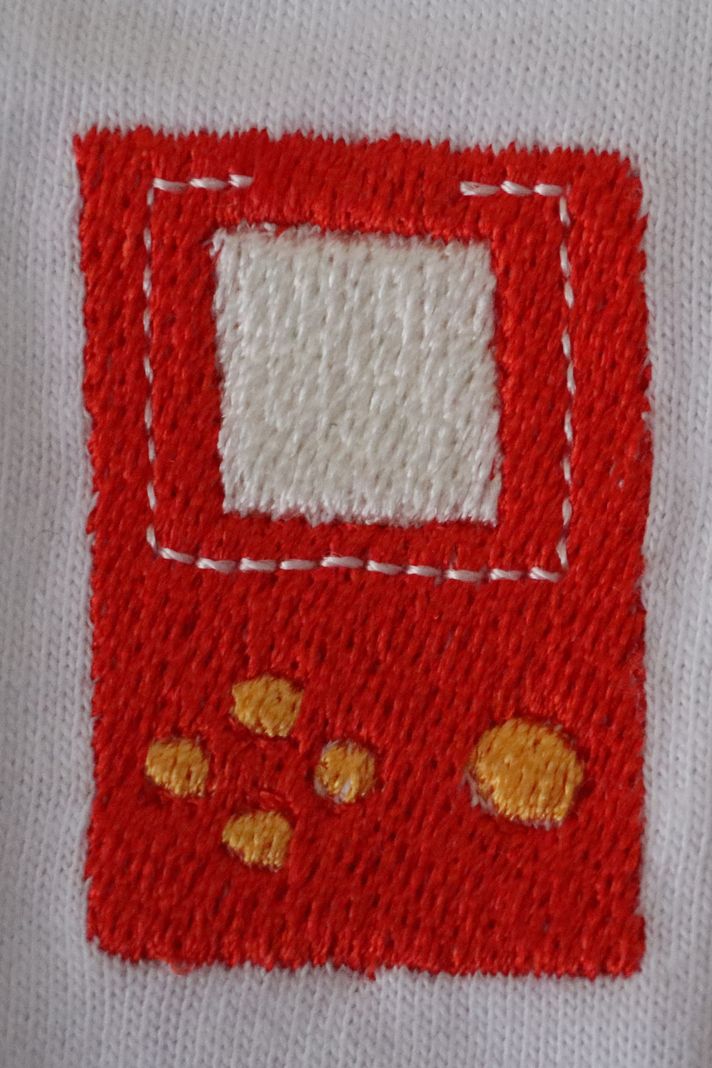 Kırmızı El Atarisi Desenli Nakış Tişört